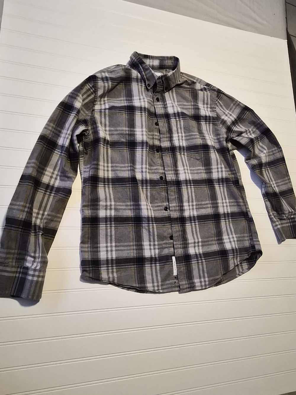 Casual Gray Plaid Button-Down Shirt - Long Sleeve